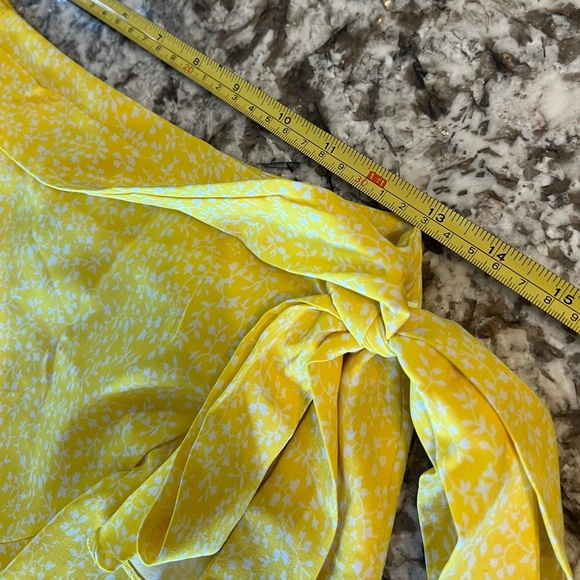 Small Yellow Shein Ditsy Floral Knot Side Wrap Skirt Juniors Womens Mini Ruffles - Picture 2 of 9